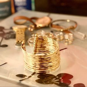 ⚡️5 for $35 SALE⚡️Gold Colored Bracelet.
